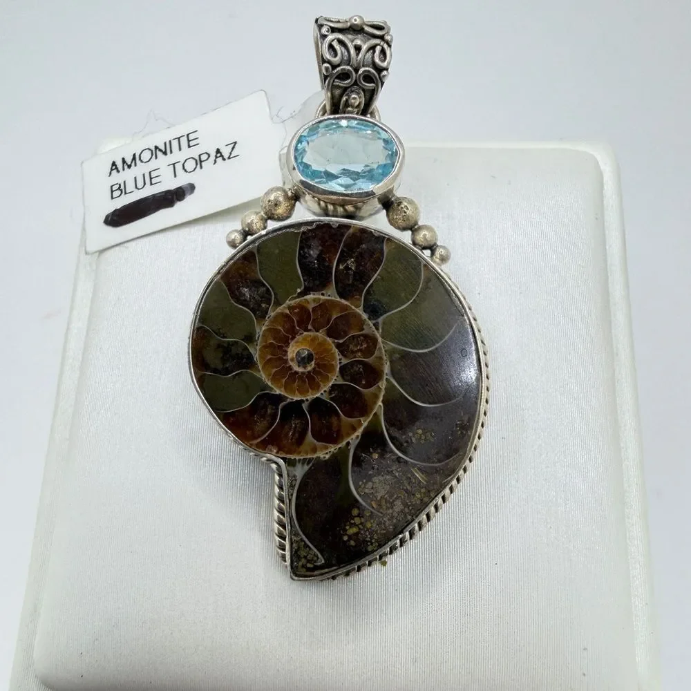 NWT 19x24mm AMMONITE and 8x5mm faceted blue topaz pendant in Bali 925!‎